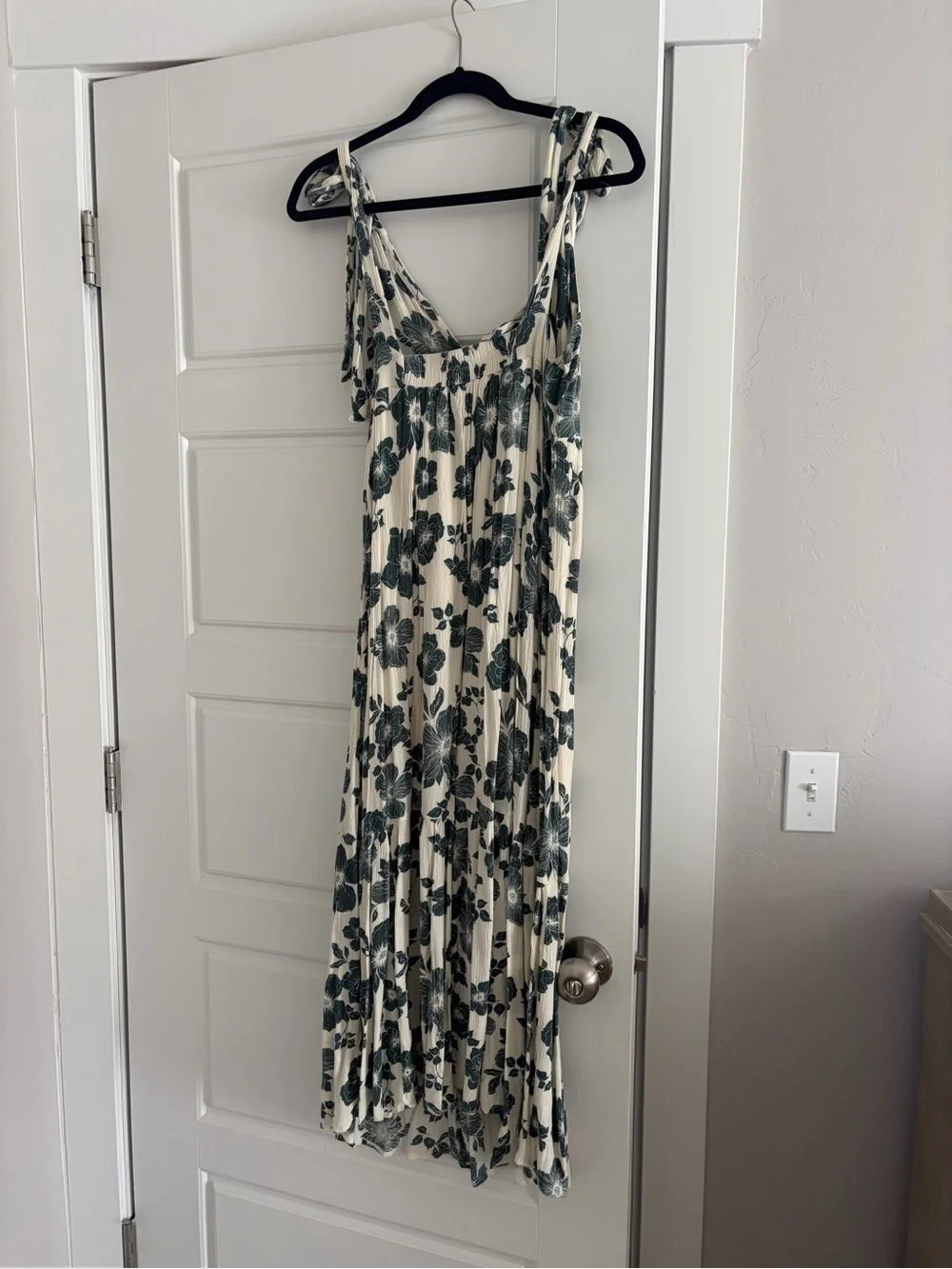 Abercrombie & Fitch Tropical Tie-Shoulder V-Neck Maxi Dress in Cream and Green